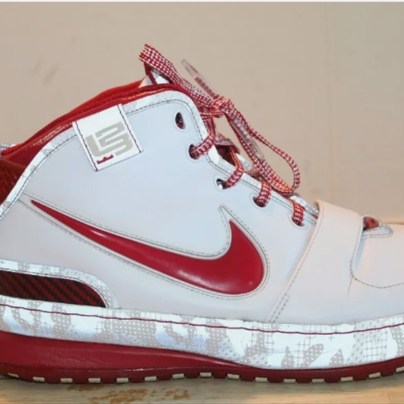LeBron XI Ohio State Nikes - Picture 6 of 9